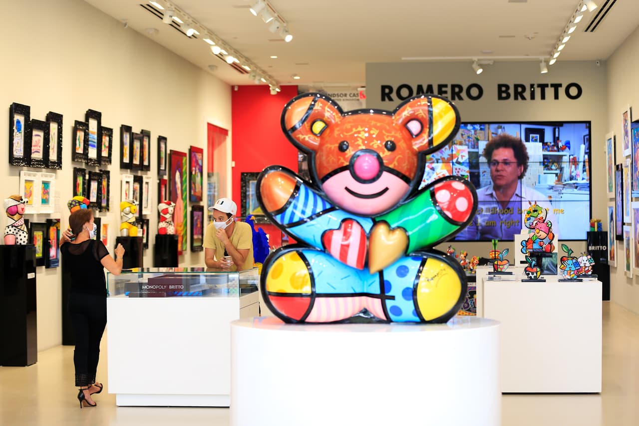 Las galerías también han visto pocas personas que se han acercado. El sur de Florida también echa de menos a los turistas, que abarrotan sus tiendas durante gran parte del año. 
<br>