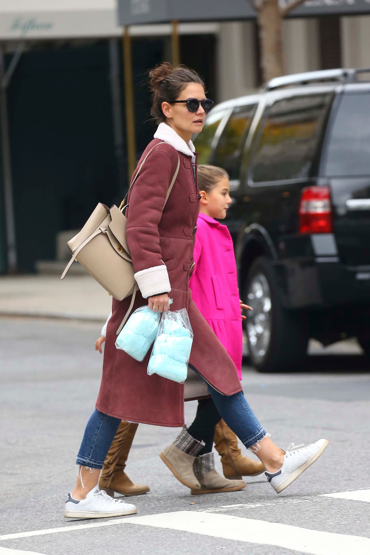 Llevó a su pequeña Suri a divertirse al parque.