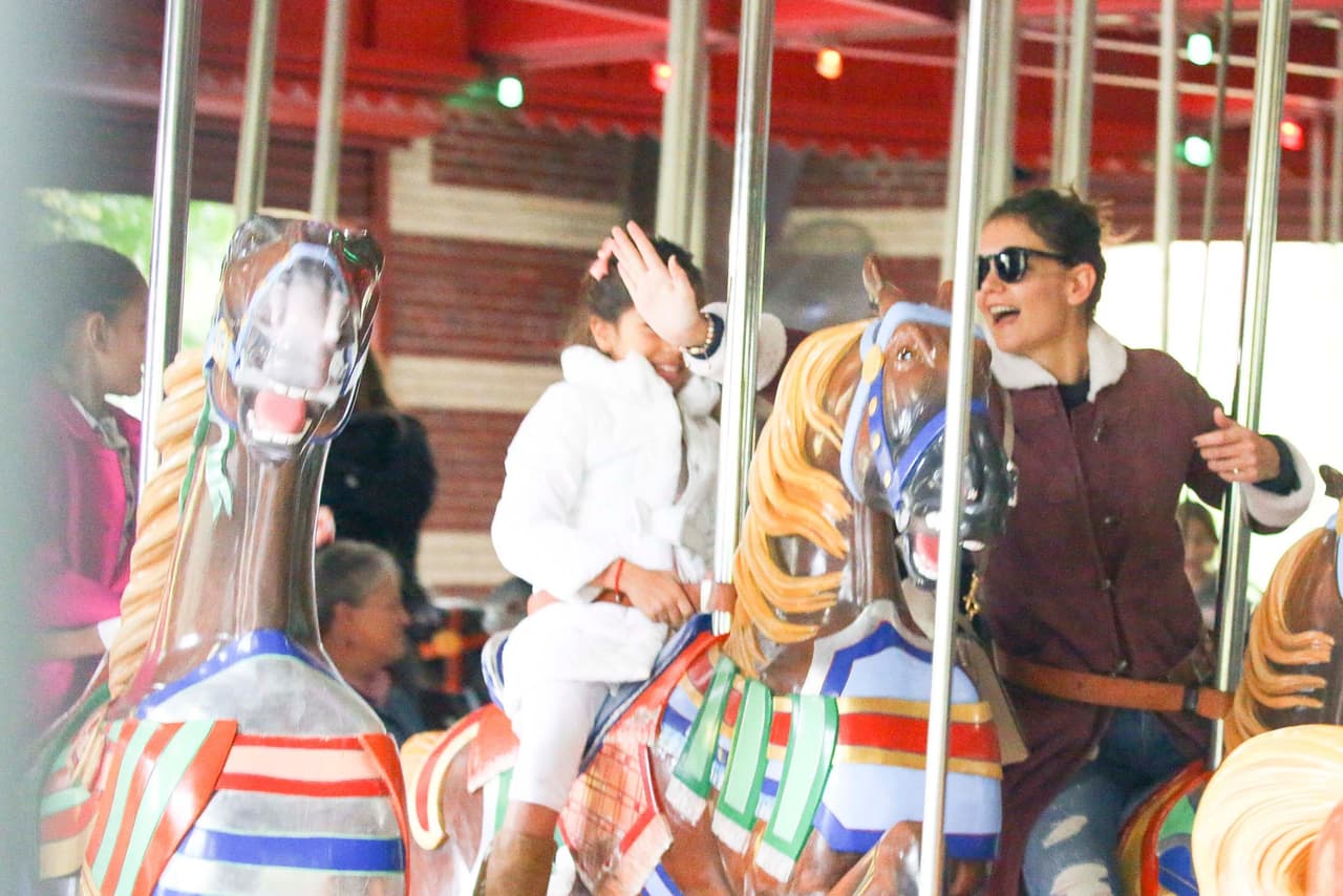 A su lado, su amiguita y su mamá, fascinada.