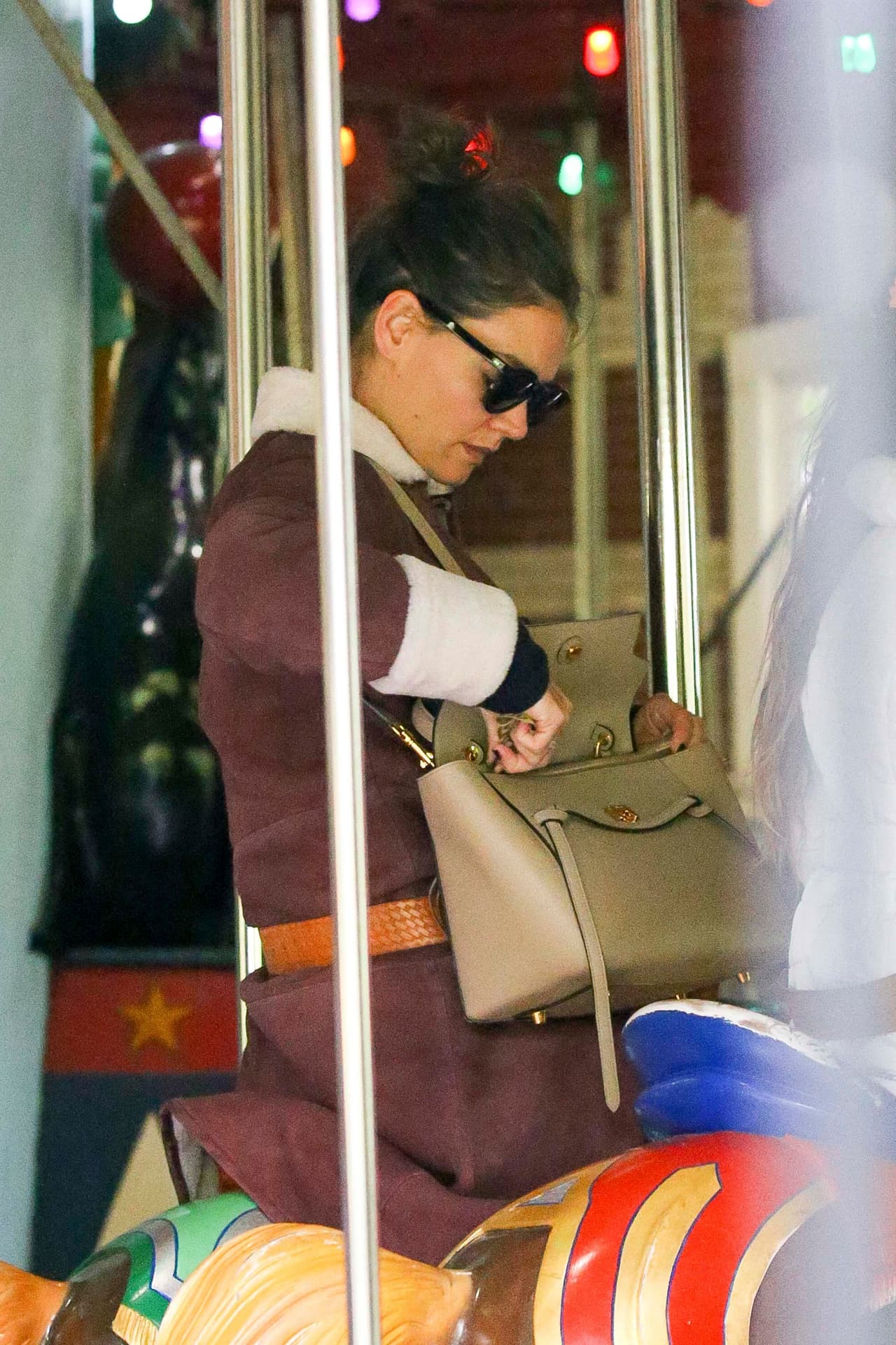 Katie también aprovechó para revisar algo en su bolso.