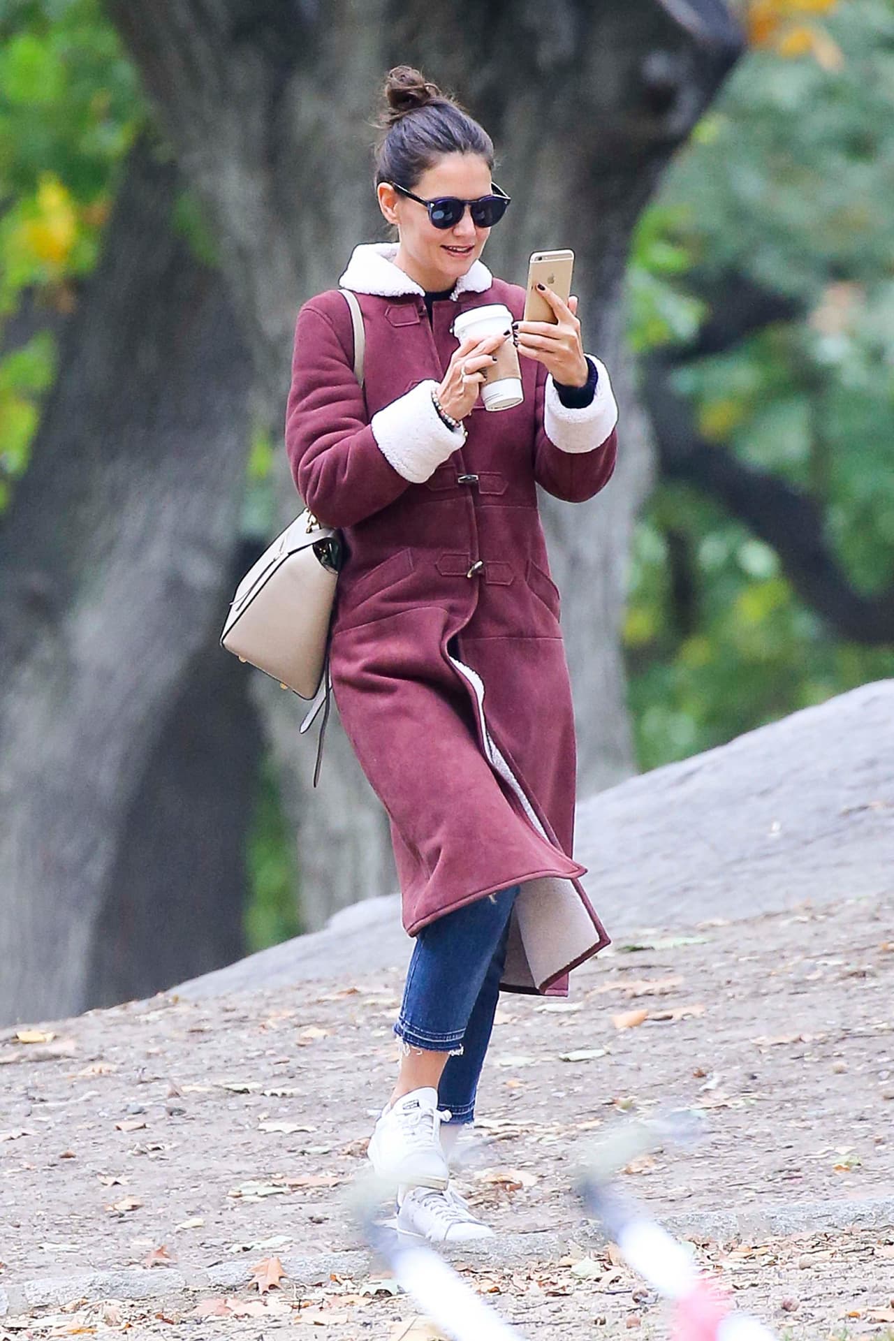 Katie revisaba mientras sus mensajes en el teléfono.