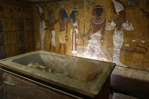 Se cree que los egipcios construían así sus sepulcros, porque conocían la fuerza de la inversión natural que ocurre dentro de las pirámides, o sea, lo que sucede en su espacio interior.     
<br>