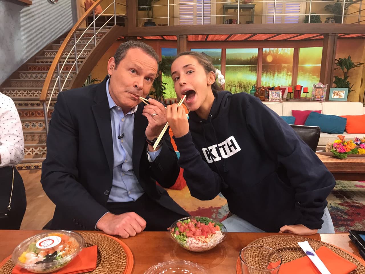 Alan y Hannah probaron este platillo llamado 'poke bowl', un manjar típico de la cocina hawaiana, pero con un toque latino.