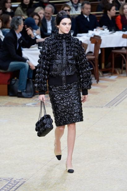 El director creativo de la firma Karl Lagerfeld no deja de sorprendernos y ha añadido toques juveniles y modernos a diseños clásicos de la casa de modas francesa.