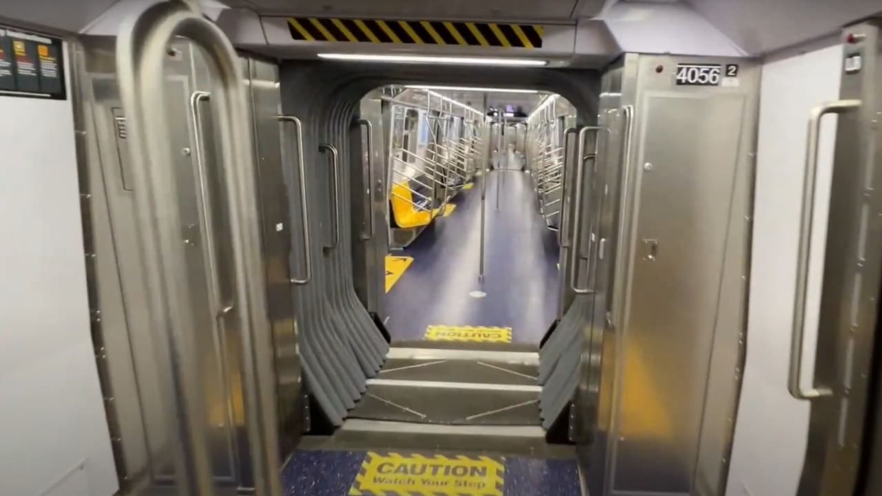 La MTA presentó la semana pasada 
<b>dos nuevos vagones con línea abierta</b>, es decir con los pasillos conectados que recorrerán la 
<b>línea G del subway</b> de Nueva York.
<br>