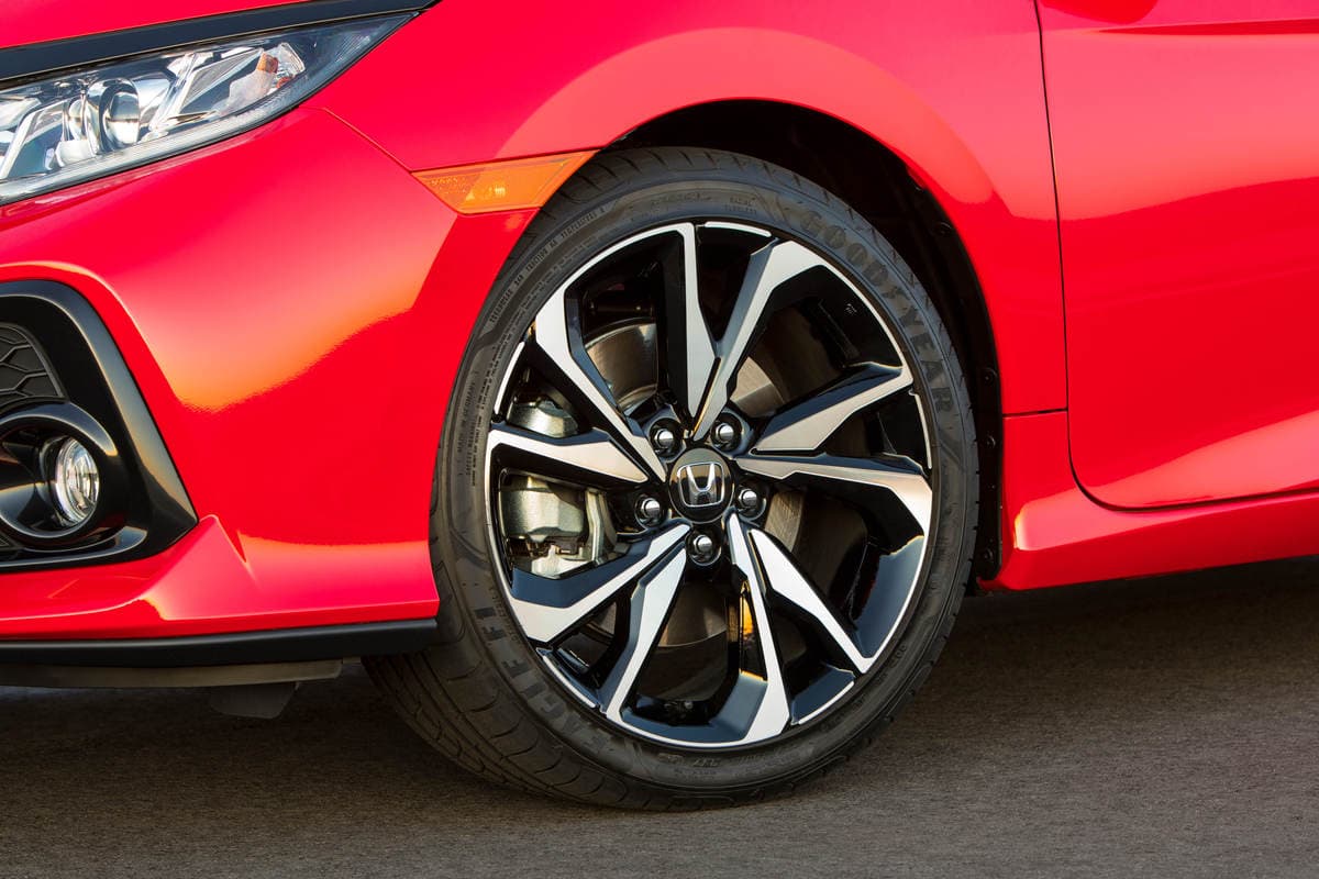 En su perfil, llaman la atención los rines de 18 pulgadas que pueden calzar neumáticos para todas las temporadas o bien de verano en tamaño 235/40R-18.