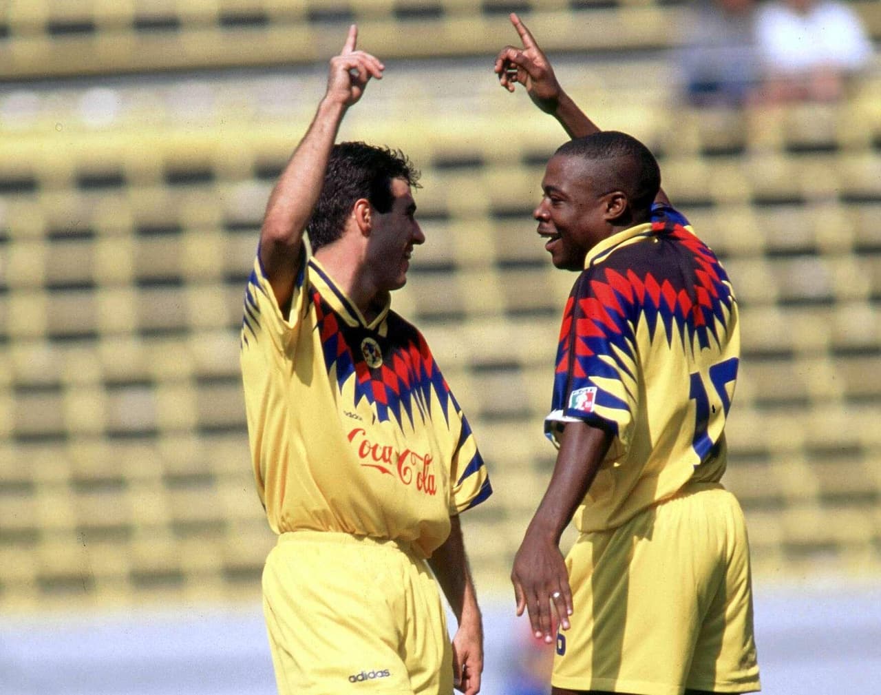 Cómo olvidar los festejos de Kalusha y Del Olmo cuando hacían gol, bailando al ritmo de ‘La Macarena’, el hit del momento.