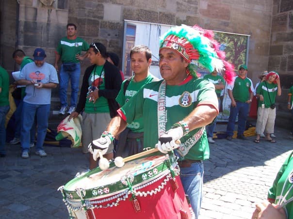 "El Azteca" ha recorrido medio mundo tras su equipo, tocando el tambor para animarlo en las buenas y las malas.