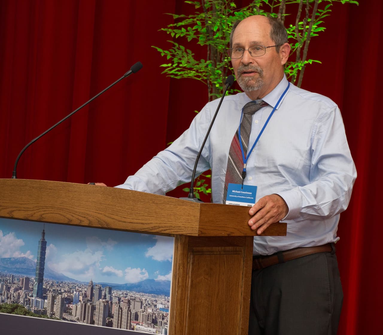 Doctor Michael Cousineau, profesor de medicina clínica preventiva en la Escuela Keck de Medicina en la Universidad del Sur de California (USC).