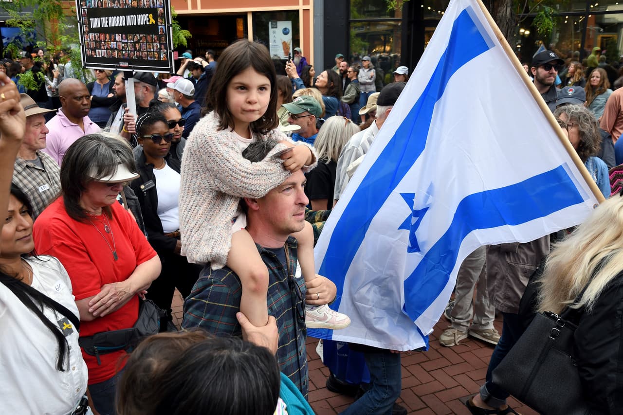 El exsenador del estado de Colorado Steve Fenberg marcha junto a su hija Isa en Boulder, Colorado, el domingo 8 de junio de 2025, para pedir la liberación de los rehenes israelíes.