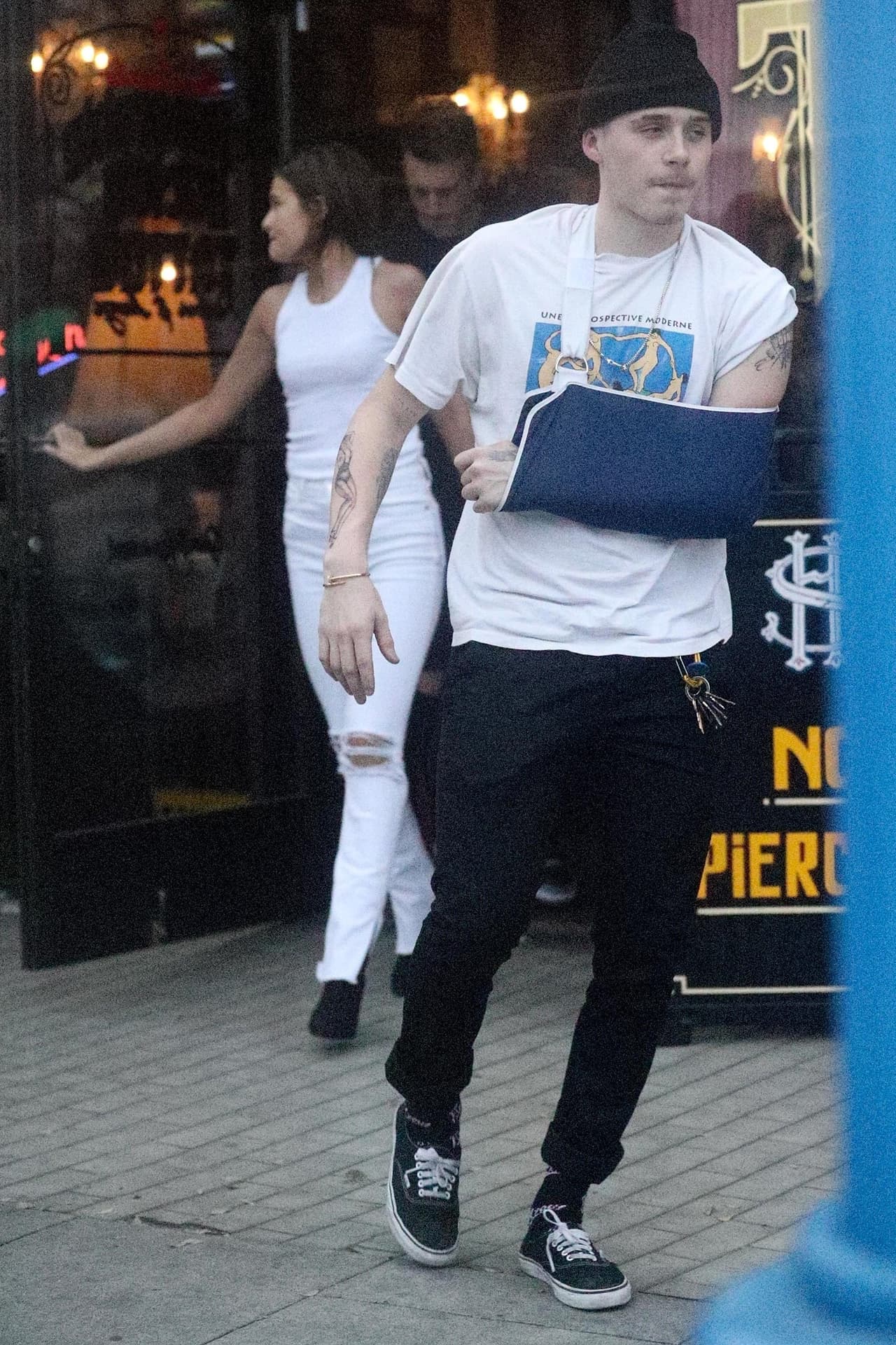 Tras el beso, Beckham salió del popular ‘Honorable Society Tattoo Parlor’ y dejó ver que tenía un nuevo diseño en su cuerpo.