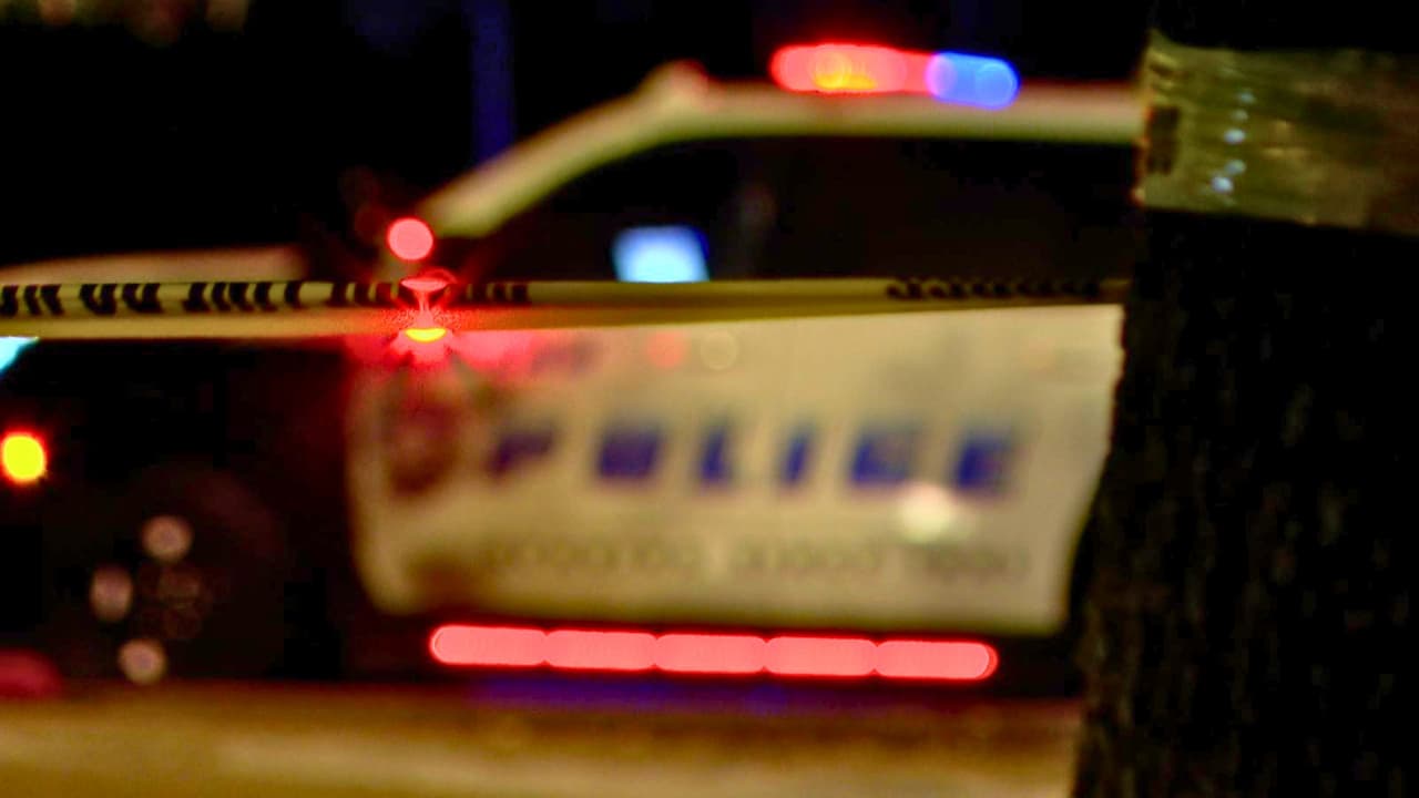 <h3 class="cms-H3-H3">Consejos clave para conductores durante lluvias intensas </h3>
<br>
<b>Evita conducir</b> en zonas inundadas. 
<br>
<b>No intentes cruza</b>r calles con agua acumulada, aunque creas que puedes.
<br>
<b>No subestimes</b> la fuerza del agua. Apenas seis pulgadas pueden desestabilizar tu auto; un pie de agua puede arrastrarlo.
<br>
<b>Ten un plan. </b>Si sabes que una zona suele inundarse, busca rutas alternas con anticipación. 
<br>Si quedas atrapado, 
<b>llama al 911</b>. 
<br>
<b>No salgas del vehículo</b> si el agua aún está subiendo rápidamente, a menos que sea absolutamente necesario.