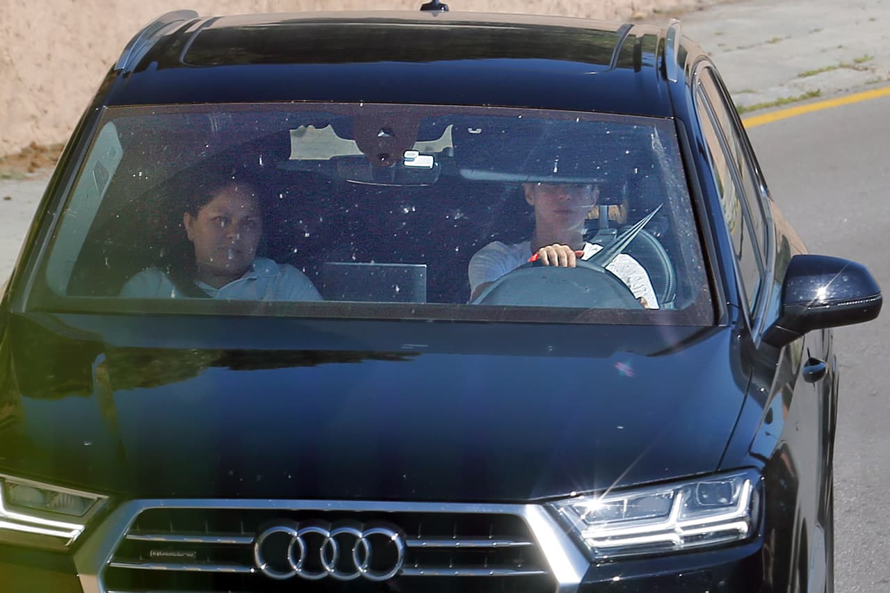 Shakira lleva a su hijo Sasha, de dos años, a clases de natación en Barcelona.