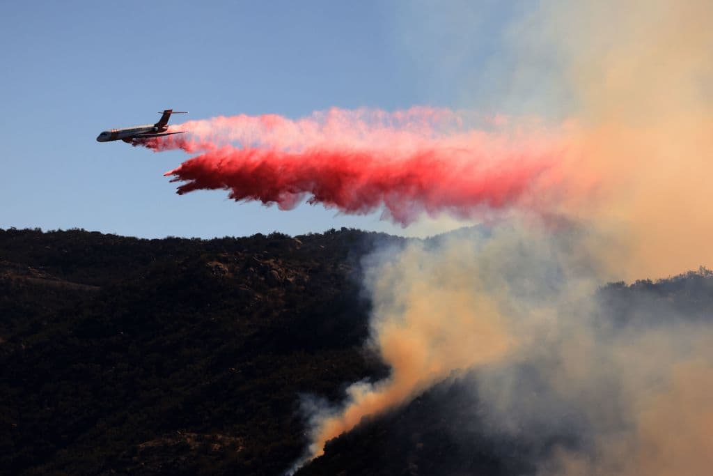 Los vientos de Santa Ana, un fenómeno estacional en el que el aire seco del desierto sopla hacia el océano, han impactado las labores de los bomberos. Este martes los responsabilizaron de dirigir las llamas hacia el oeste.