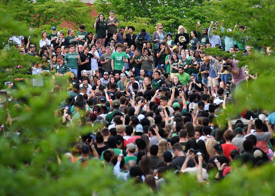 Más de 9 mil personas se congregaron en una vigilia el 1 de mayo en la UNCC