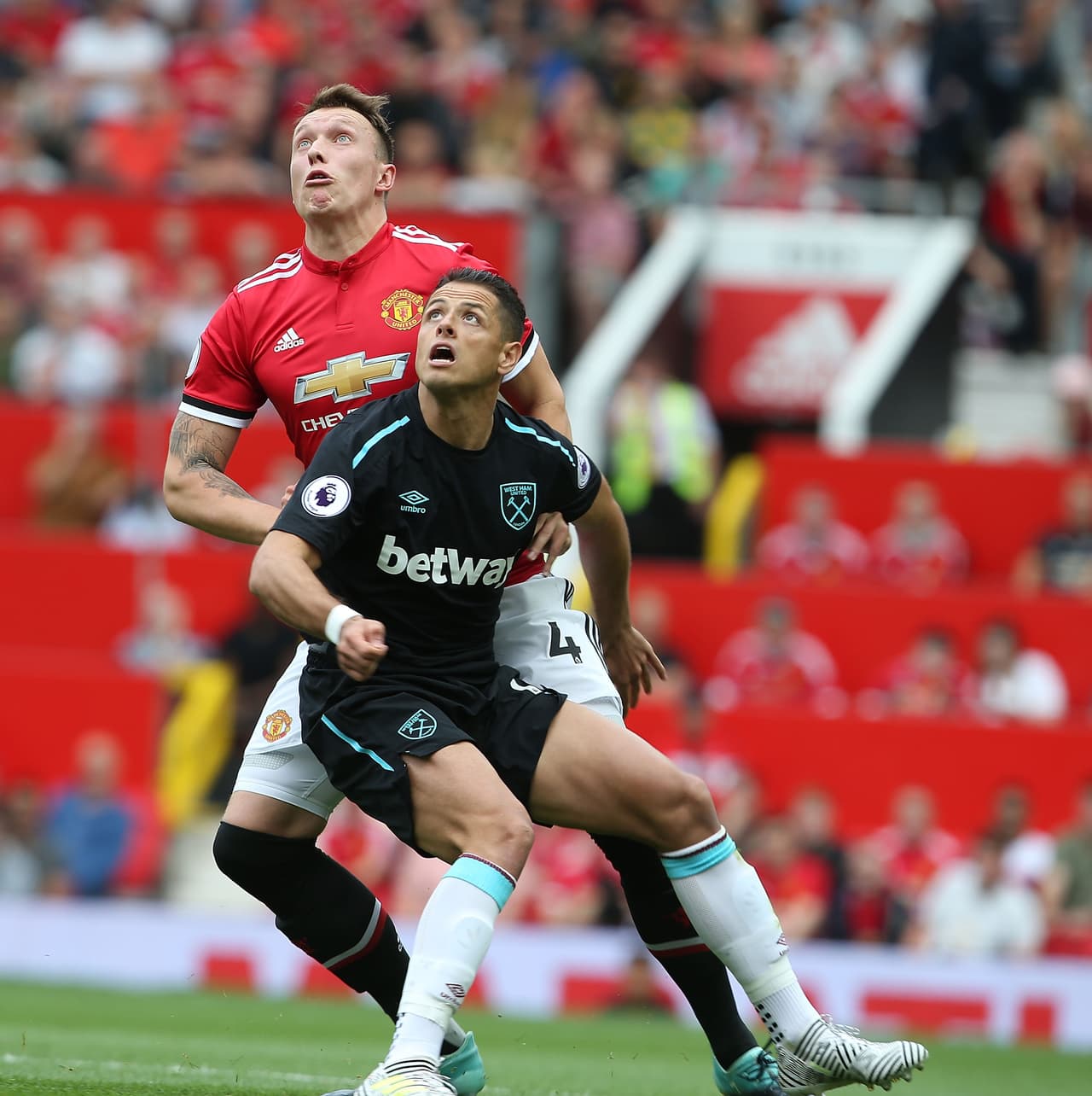 En el pasado, a Javier Hernández también se le aplaudía su capacidad para superar en los duelos físicos a sus marcadores en la Premier League.