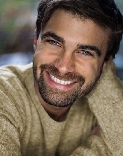 El actor se mostró muy risueño cuando se le preguntó si Geraldine lo trae cacheteando la banqueta y dijo: "¡Sí! Feliz, feliz, es eso, es hacer esos cimientos, construir algo bonito, lindo, despacio", confesó.