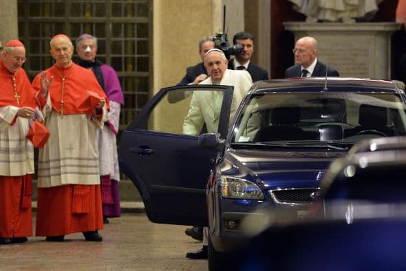 Con la sencillez que lo caracteriza, Francisco fue captado a la salida de la iglesia de Santa Sabina, en el marco de la Cuaresma.