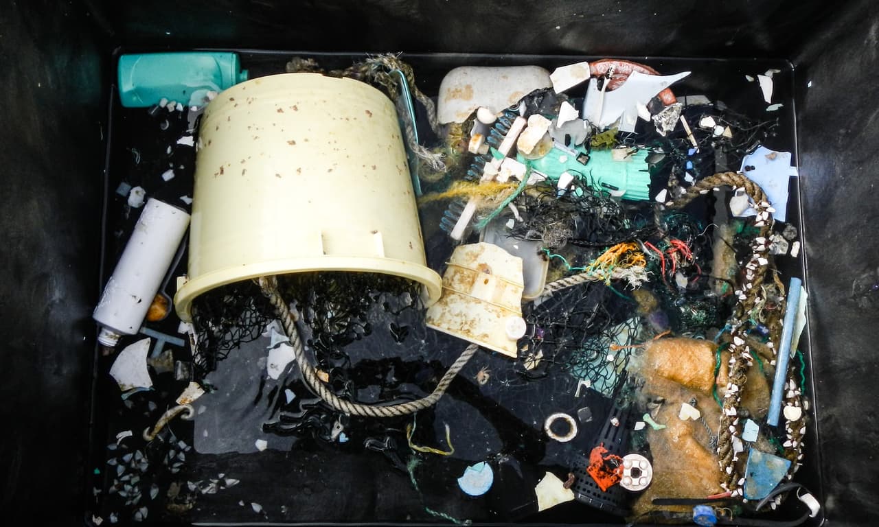 Aunque las pequeñas piezas de plástico son las más numerosas, casi la mitad del peso de la basura está compuesto por redes de pesca desechadas.