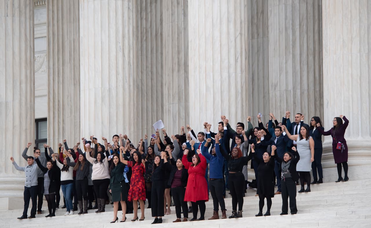 El grupo en favor del programa DACA que estuvo en la audiencia con los magistrados, a su salida de la corte. Según un reporte de la agencia Reuters, los jueces conservadores simpatizaron con el esfuerzo del presidente Donald Trump de rescindir el programa.