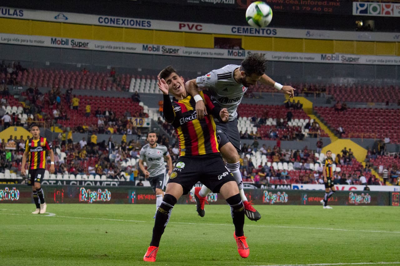 Pero le hirieron el orgullo a los locales y volvieron a arremeter al ataque y con un balón elevado causaron conflicto en el área rojinegra.