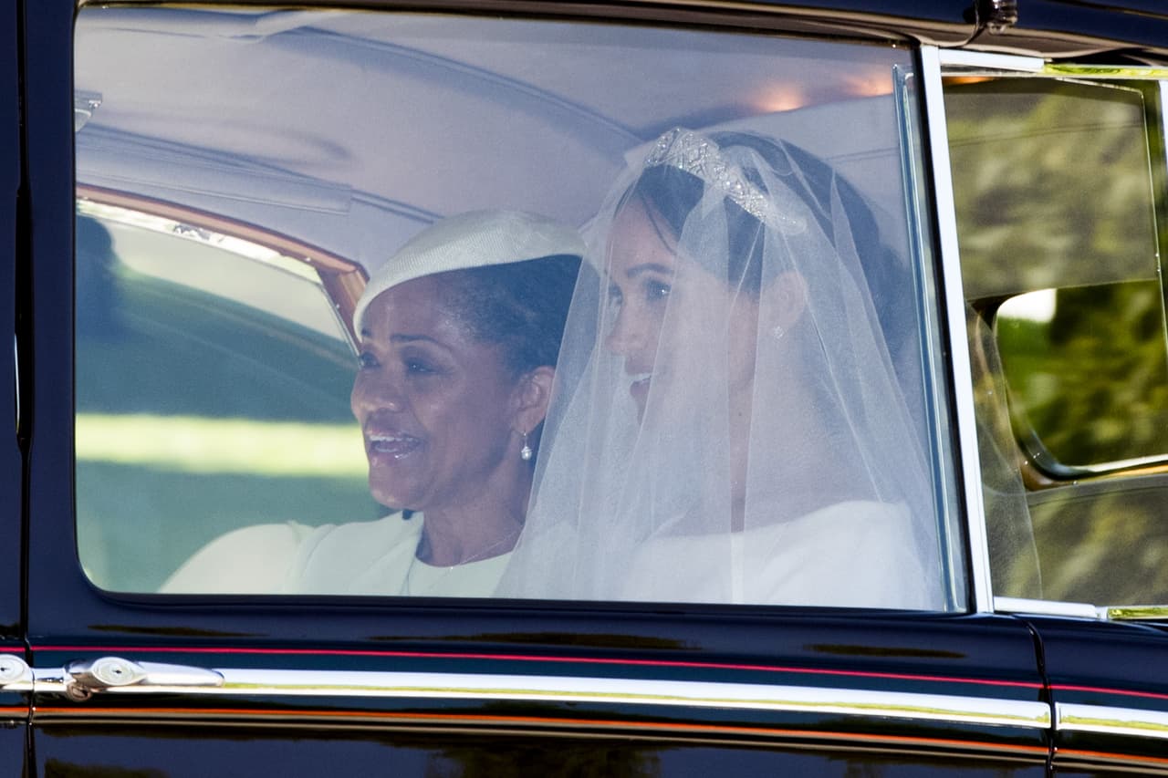 La novia era la más esperada en la celebración y así fue como llegó. Meghan no podía ocultar su gran sonrisa y acudió acompañada por su madre, Doria Ragland.