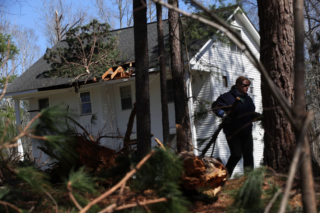 No toque los cables de energía eléctrica derribados ni los objetos que estén en contacto con estos cables. Llame a la policía o a la compañía de electricidad para informarles sobre las situaciones de peligro eléctrico.