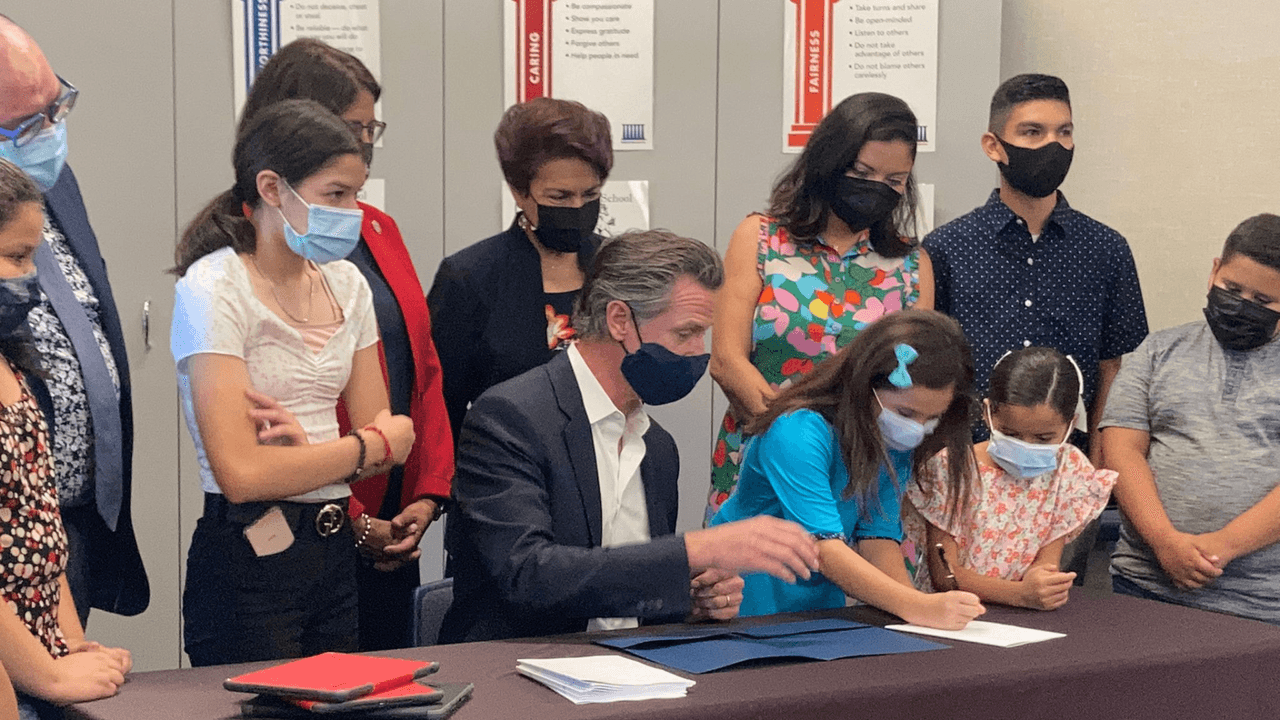 En el evento estuvo acompañado por legisladores estatales y autoridades locales, quienes enfatizaron la necesidad de cerrar la brecha digital que existe en comunidades rurales.
<br>