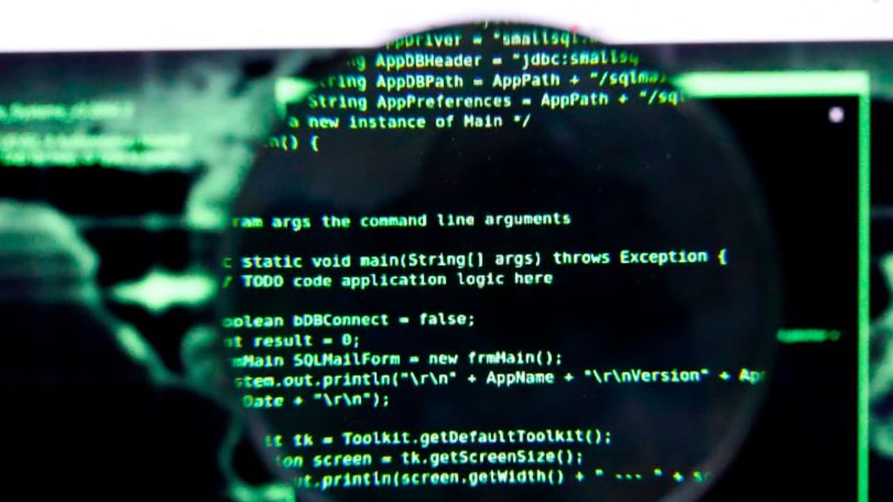 Los piratas cibernéticos, conocidos como 'REvil', continúan bloqueando computadoras de miles de empresas, luego de atacar los archivos informáticos de la compañía 'Kaseya'. La mayoría de las víctimas son pequeños negocios como consultorios dentales y centros de cirugía estética. El ataque ha afectado a decenas de países. El presidente Biden dijo que no estaba seguro si los responsables vienen de Rusia, pero aseguró que Estados Unidos responderá. 
<b><a href="https://www.univision.com/noticias" target="_blank">Más noticias aquí</a></b>.