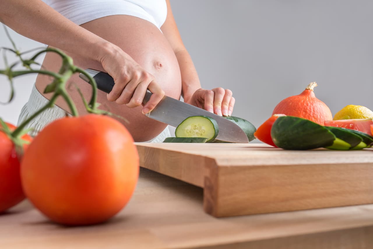 Hay factores que afectan la fertilidad y que te los estás comiendo
<br>todos los días, por ejemplo el alto consumo de azucares y
<br>carbohidratos simples, ya que esto lleva a problemas de resistencia a
<br>la insulina y obesidad, lo que genera problemas hormonales.
<br>