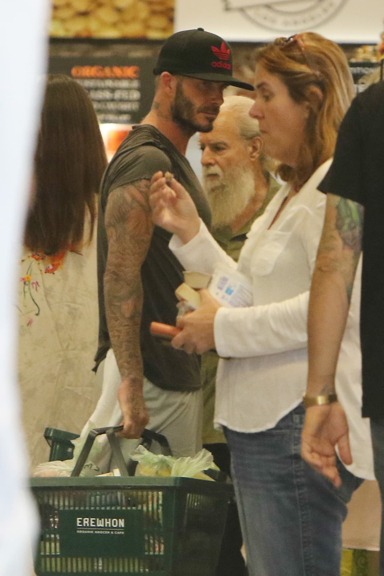 Aunque había mucha gente, el también modelo pudo hacer sus compras sin problemas.