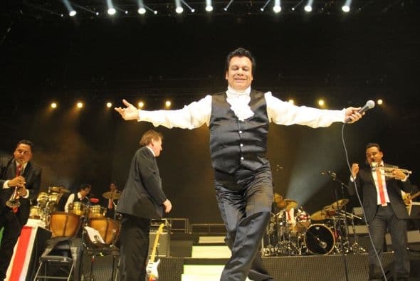 El Divo de Juárez, Juan Gabriel, hizo retumbar Phoenix con su música, su voz y sus bailes, enloqueciendo a miles de fans que llenaron el US Airways Center. Con un "¡Viva México!", Juanga arrancó su gira de conciertos del tour "Volver" ante un auditorio repleto que respondió con la misma pasión. Este ícono mexicano deleitó al público con sus grandes éxitos como "Querida", "El Noa Noa", "Inocente pobre amigo," y "Amor Eterno" entre muchos otros. El cantante se entregó por entero a sus seguidores, quienes cantaron, bailaron, lloraron y hasta aprovecharon para tomarse una selfie en un espectáculo que fue divertido y emotivo a la vez.