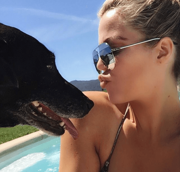 "Nunca pensé quedar tan devastada por la muerte de un perro, pero estuvimos juntas 14 años... Ocupó un papel muy significativo en mi vida y por siempre estaré agradecida. Te amo y te recordaré siempre".