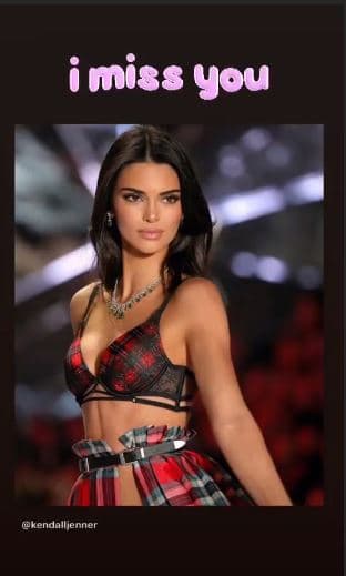 Mientras Kendall disfruta de Francia, su hermana 
<b><a href="https://www.instagram.com/stories/khloekardashian/?hl=es-la" target="_blank">Khloé</a> </b> compartió esta foto en su cuenta de Instagram para comentar que extraña a la joven modelo. Kendall no pudo asisitir el martes pasado al 
<b><a href="https://www.univision.com/famosos/kylie-jenner-lanzo-sus-nuevos-productos-con-un-banquete-que-incluyo-papas-fritas-pizza-y-tequila-fotos">lanzamiento de la nueva línea </a></b>de cuidado de la piel de su hermana Kylie.