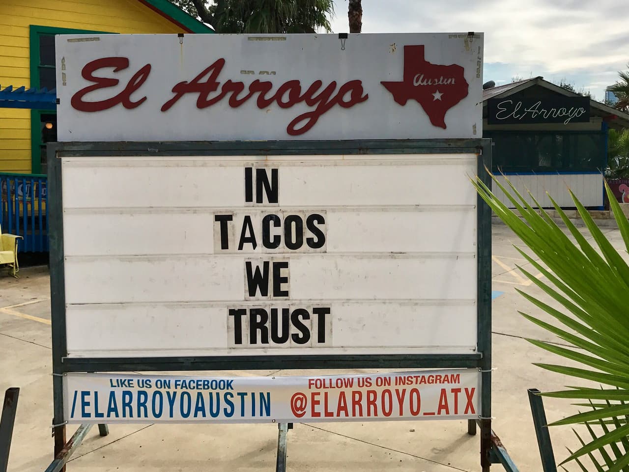 Los juguetones mensajes o bromas hacen referencia a la cotidianidad, el gusto por la comida y/o hechos actuales de cultura pop, política, deportes, conmemoraciones, naturaleza y hasta el clima.