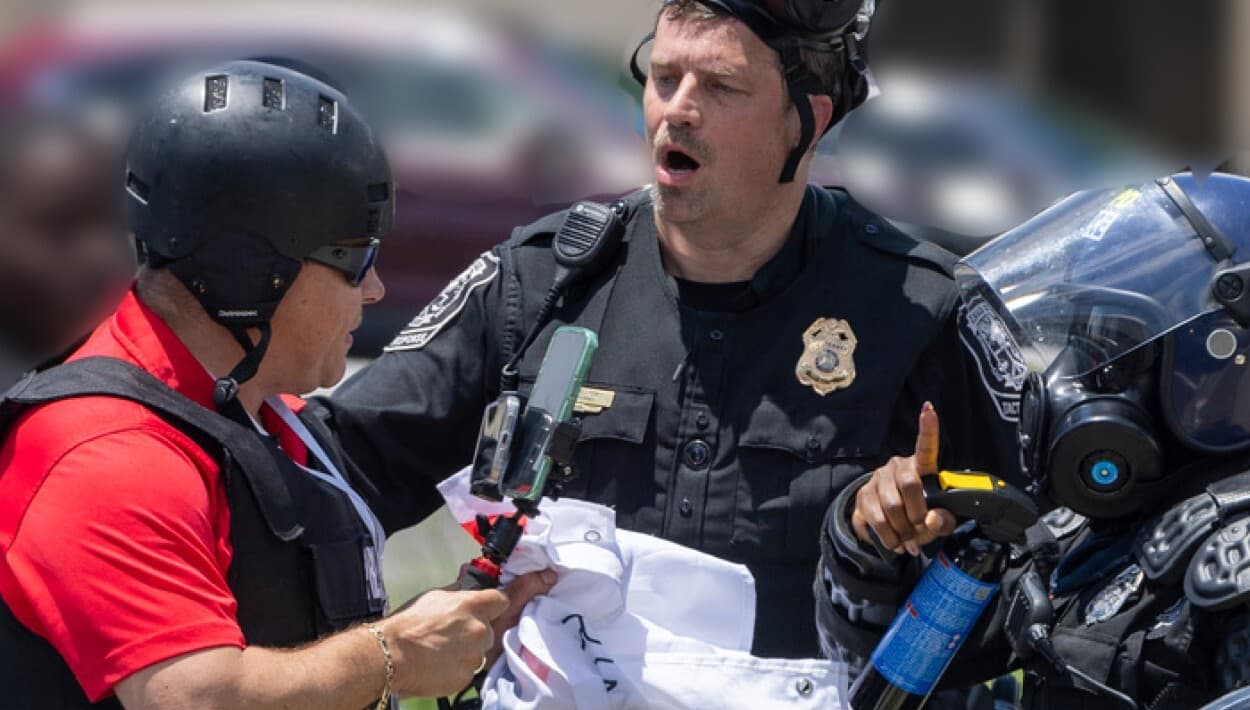 ICE toma custodia del periodista Mario Guevara antes de que pudiera salir bajo fianza