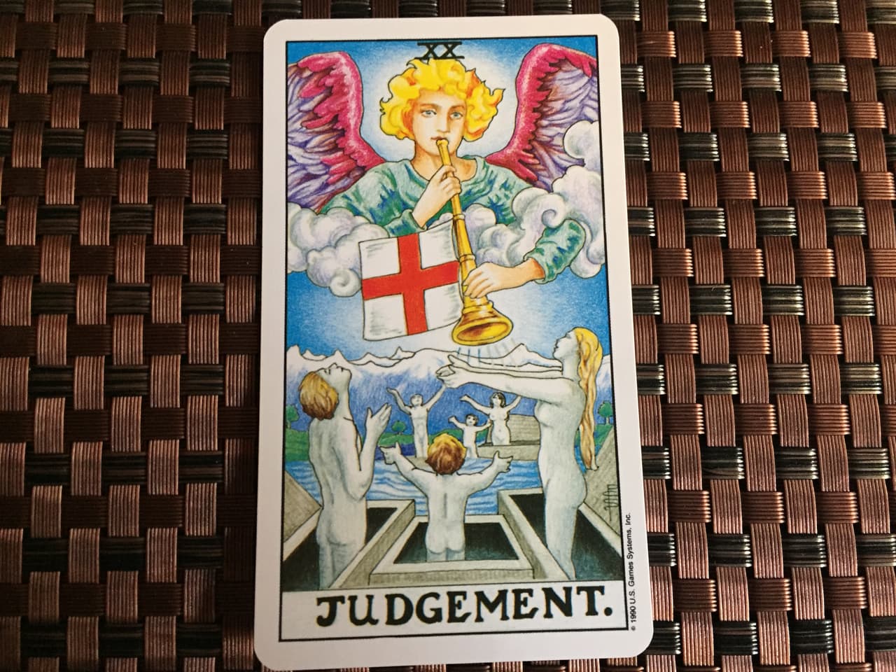 Algunos creen que es el arcángel Gabriel, anunciando el Día del Juicio Final desde los cielos. Abajo en la Tierra, varias personas están desnudas y saliendo de una especie de ataúdes, levantando sus brazos hacia él, dando la bienvenida al juicio inminente.