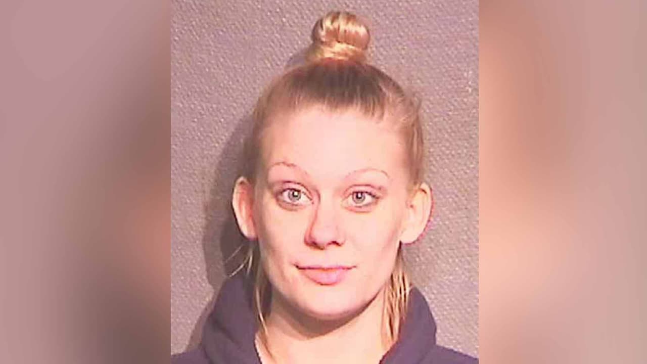 Krystal Kay Henry, es buscada por lesión imprudente a un menor y por manejar bajo los efectos del alcohol.