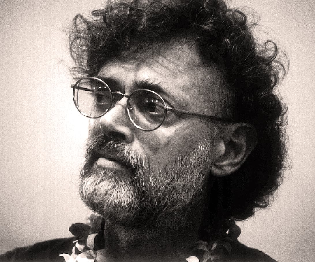<b>Terence Kemp McKenna. </b>El polémico y extravagante escritor, botánico y filósofo conocido como el "patrono de las 
<a href="http://www.univision.com/temas/drogas-y-adicciones">drogas</a> psicodélicas", por haberlas probado y promovido ampliamente, padeció 
<a href="http://www.univision.com/noticias/enfermedad/asi-describen-sus-enfermedades-a-aquellos-que-no-las-sufren">migrañas</a> durante mucho tiempo. Tres crisis convulsivas en una misma noche, las cuales describió como las "experiencias psicodélicas" más intensas de su vida precedieron al diagnóstico definitivo. Aunque, según algunos 
<a href="http://www.nytimes.com/2000/04/09/us/terence-mckenna-53-dies-patron-of-psychedelic-drugs.html">medios</a>, McKenna preguntó a sus médicos si el cáncer era consecuencia del consumo de sustancias ilícitas, respondieron que no. 
<b>"Si las drogas psicodélicas no te preparan para el más allá, no sé qué lo hará",</b> dijo en uno de sus últimos discursos públicos. Falleció meses después, con 53 años de edad. 
<br>