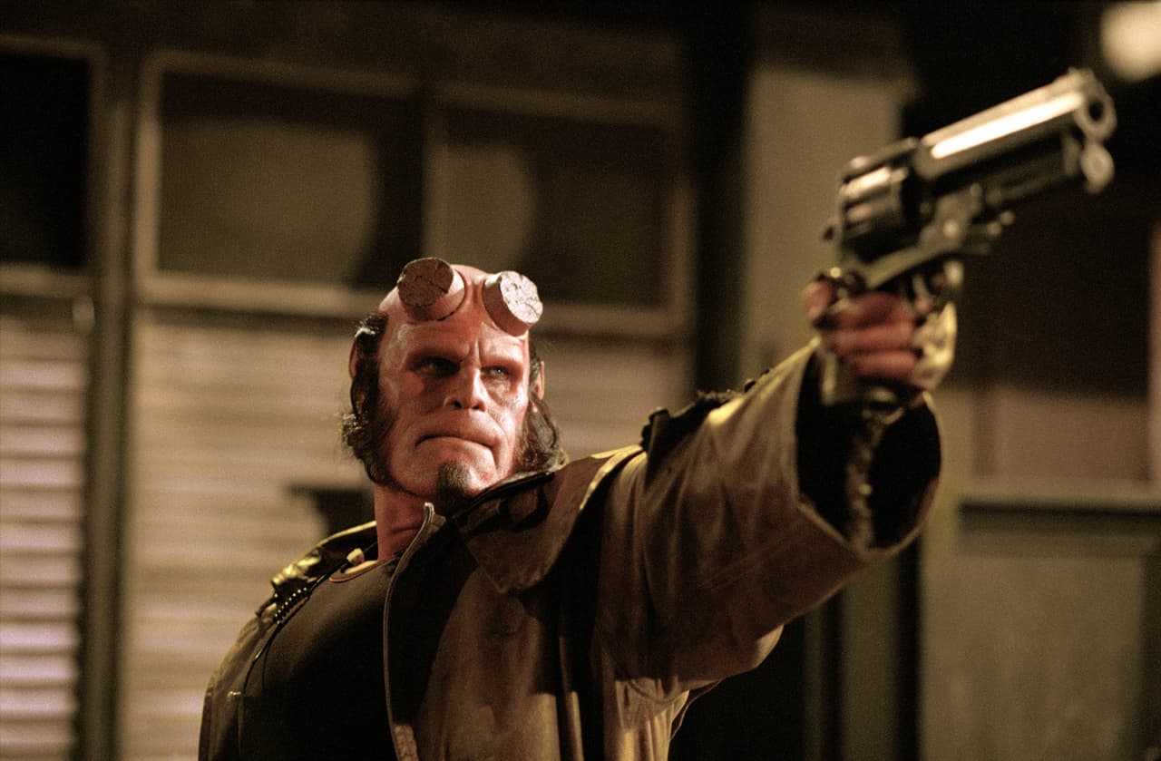 <b>Hellboy</b>
<br>En la primera película, situada en 1944, aparece este niño demonio con un brazo de piedra. A sus 10 años ya se ve como un adulto, pero para 2004 se mantiene con un físico similar. En el filme incluso se explica que envejece en “años perro”, pero al revés.