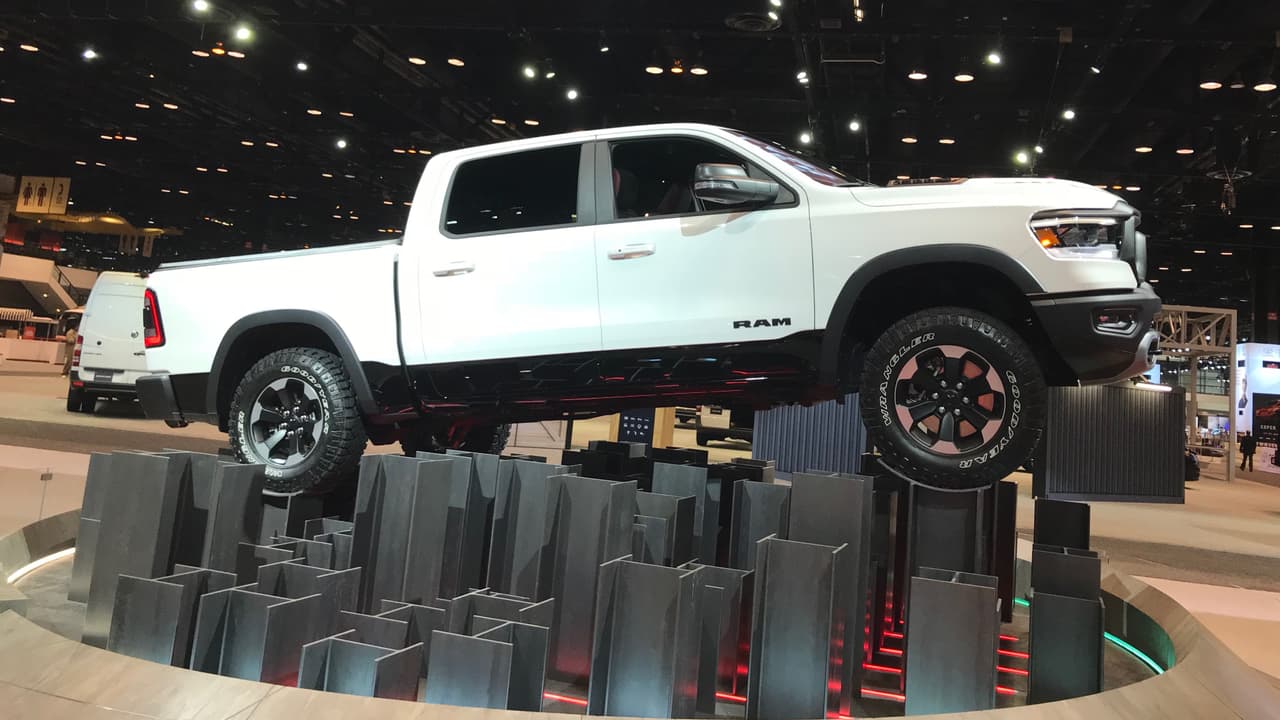 <h3 class="cms-h3-H3">Ram 1500 Rebel 2019</h3>
<br>
<br>Ram no dejó de mostrar versiones de su próxima
<b><a href="https://www.univision.com/noticias/auto-show-de-detroit/la-nueva-ram-2019-llega-al-auto-show-de-detroit-2018-recordandonos-que-las-vias-de-eeuu-pertenecen-a-las-camionetas-pickup" target="_blank">pickup full size Ram 1500</a></b>. Aquí podemos apreciar la hermosa Rebel con toques deportivos y el hermoso diseño que le está ganando elogios de parte del público y los medios especializados.