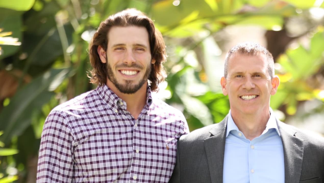 El alguacil del condado Orange, John Mina, (derecha) y su hijo Chase Mina.