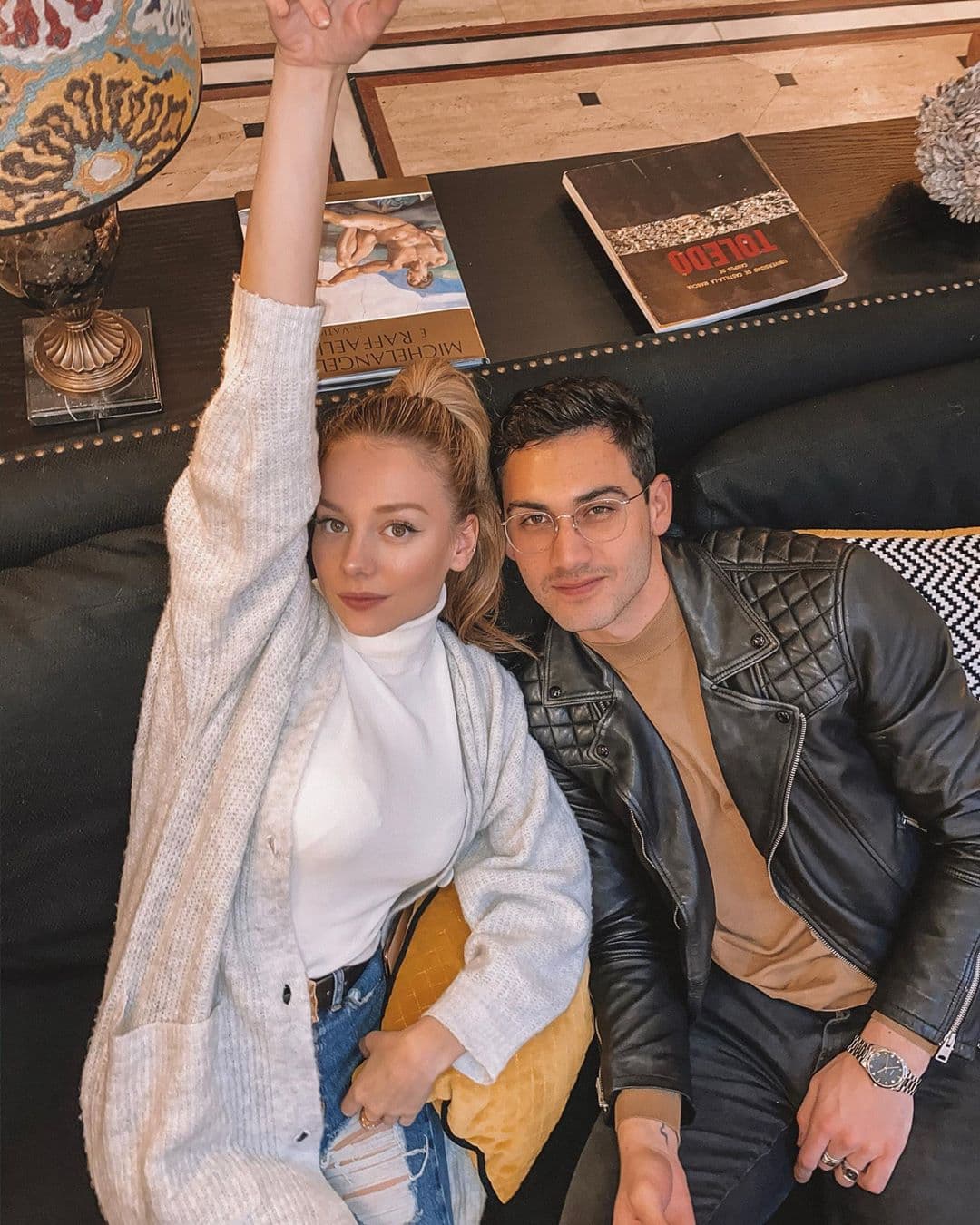 Los rumores de un romance entre Alex Speitzer y Ester Expósito, comenzaron hace unas semanas, por las fotografías que ambos publicaban y este amor se confirmó a través de la revista ¡Hola! México, quien mostró un paparazzi de la pareja besándose. Los enamorados trabajarán juntos en la serie ‘Alguien tiene que morir’ de Manolo Cardona.