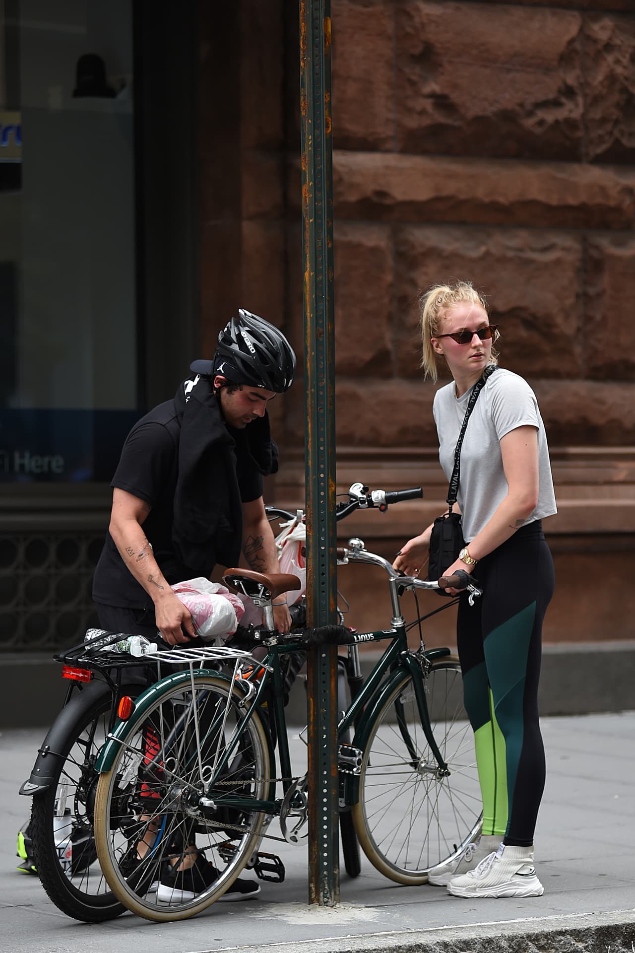 Pero estos famosos no han sido los únicos en demostrar su desprecio con quienes viven de invadir su privacidad, ni esta semana será la única en que haya encontronazos entre ambas partes, aunque algunas estrellas son más creativas que otras al momento de demostrar su descontento.