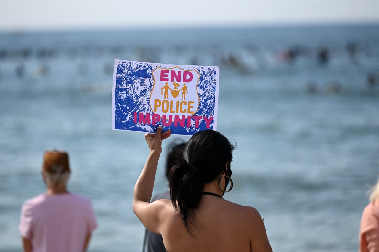 Surfistas apoyaron al movimiento Black Lives Matter remando en el mar a manera de protesta contra la brutalidad policial y el racismo.
