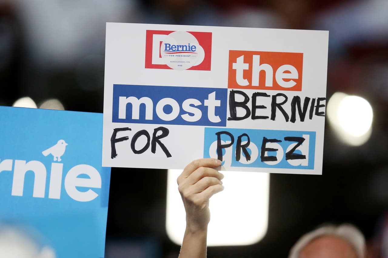Muchos participantes de la convención demócrata intervinieron los carteles que les entregaban, para adaptarlos a sus ideas. En este, de un partidario de Bernie Sanders, se lee: “Bernie, el mejor para presidente”.