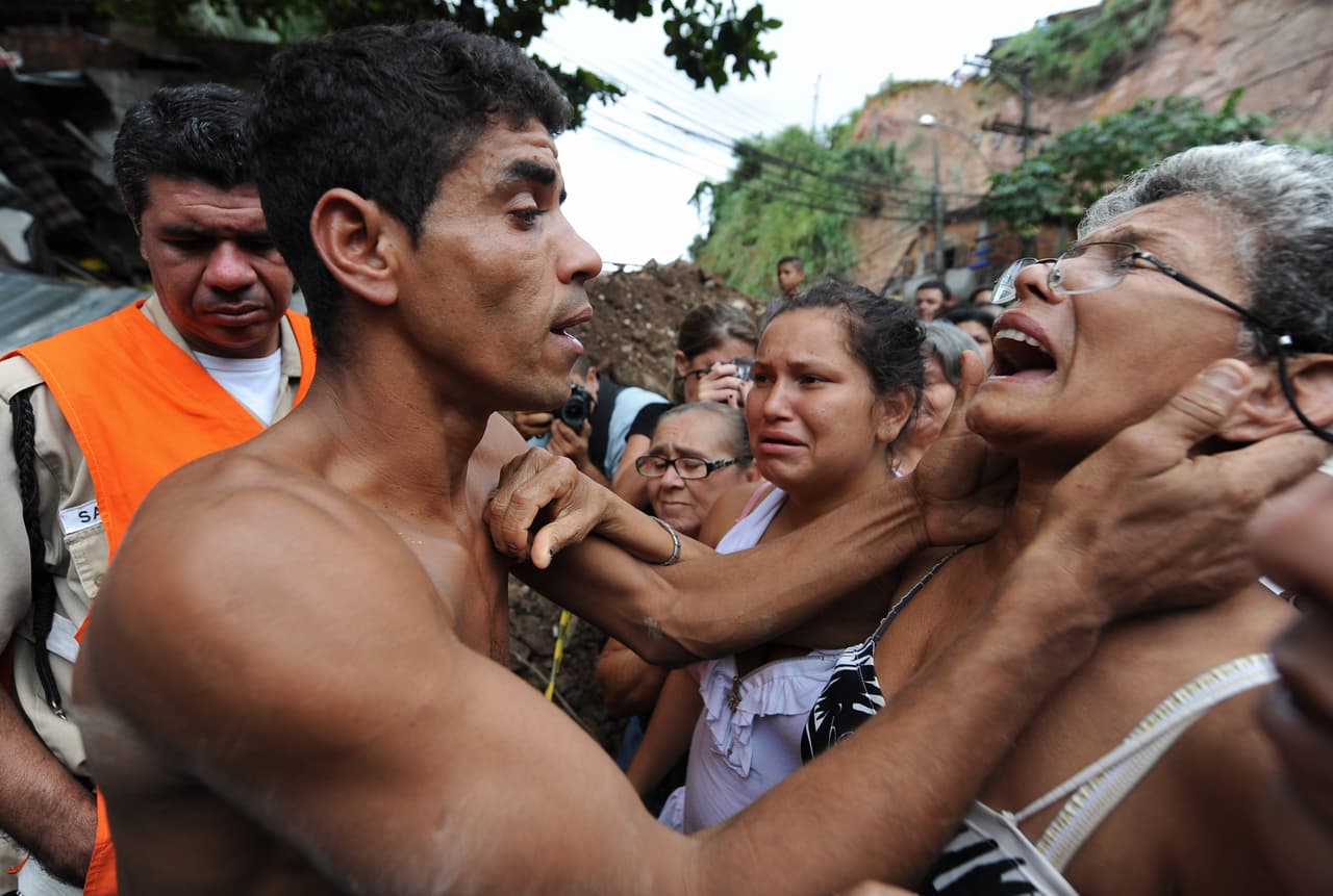 El 7 de abril de 2010, una favela de Niteroi, cerca de Rio de Janeiro, en Brasil, quedó completamente destruida por un corrimiento de tierra, que causó 200 desaparecidos. Unos días antes, las lluvias torrenciales habían provocado inundaciones y aludes en el mismo Estado, dejando 250 muertos. Un amujer es consolada tras reconocer el cuerpo de una amiga.