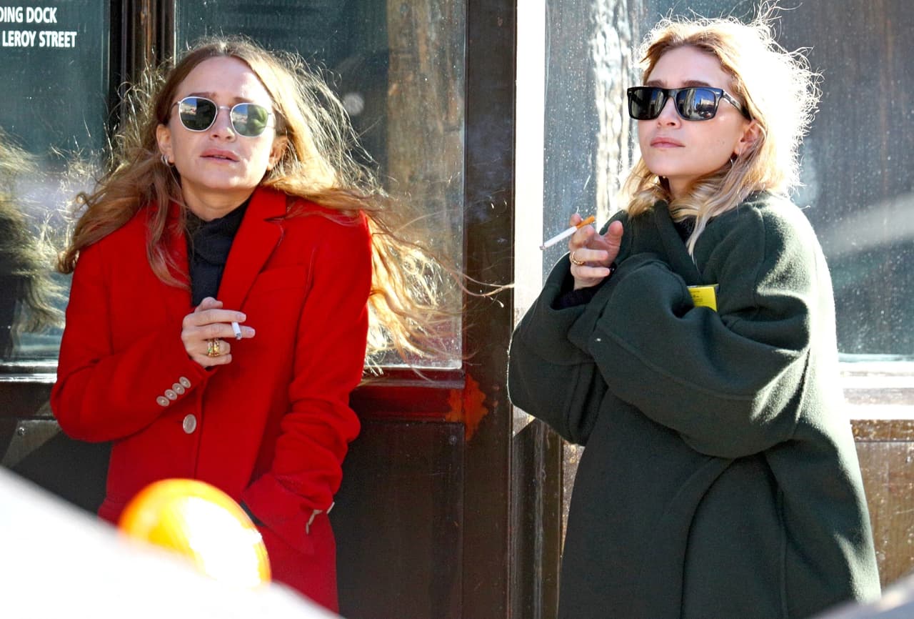 Contrario a otras ocasiones, en que se han teñido el cabello de un color distinto, en estas imágenes no se hace tan fácil diferenciar a Mary Kate y Ashley Olsen.