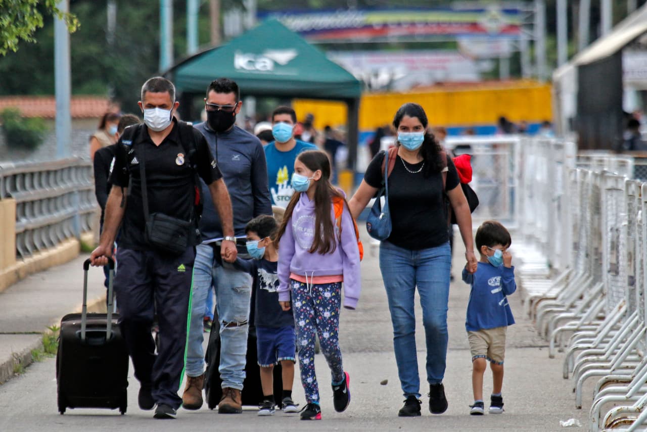 5. No lleves mucho dinero en efectivo y evita viajar por carretera hacia las ciudades donde hay un alza en la violencia.