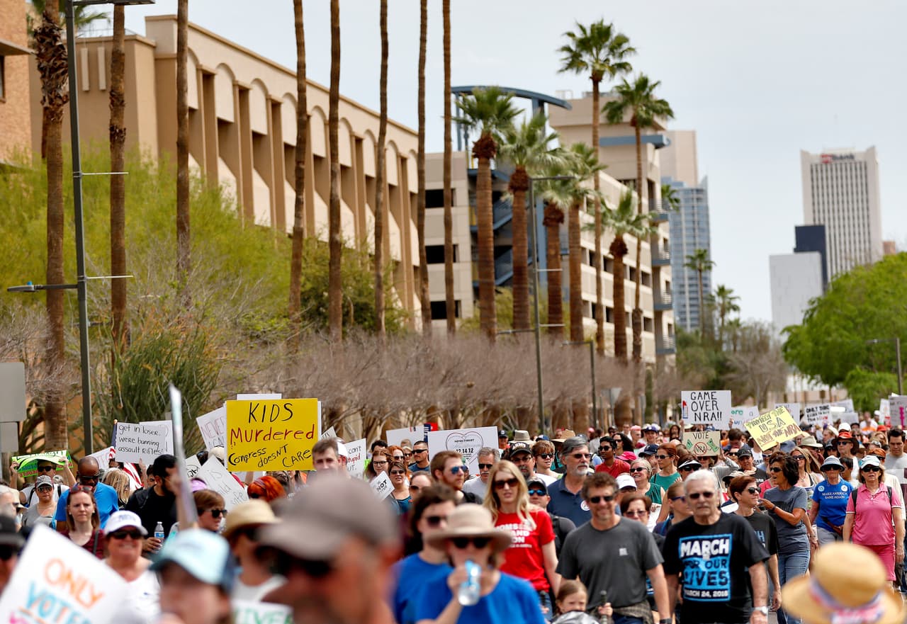 <b>Phoenix, Arizona. </b>Cientos de manifestantes en una de las avenidas del centro de la capital y ciudad más poblada del estado fronterizo.